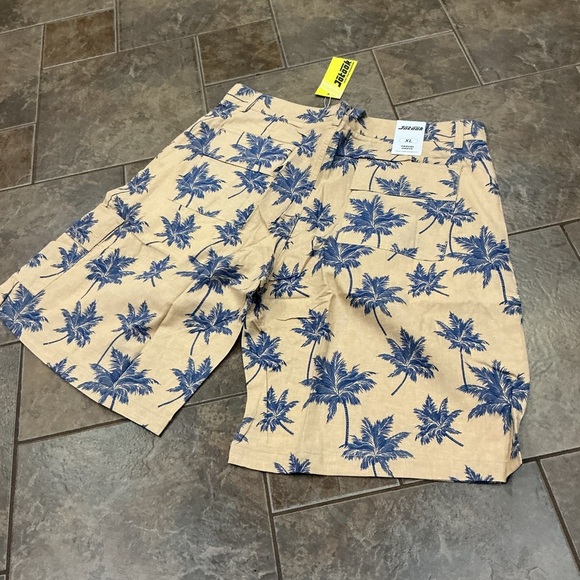 😳BUY 1,GET 2 FREE😳 NWT Beige and Blue Palm Print Shorts - Picture 4 of 5